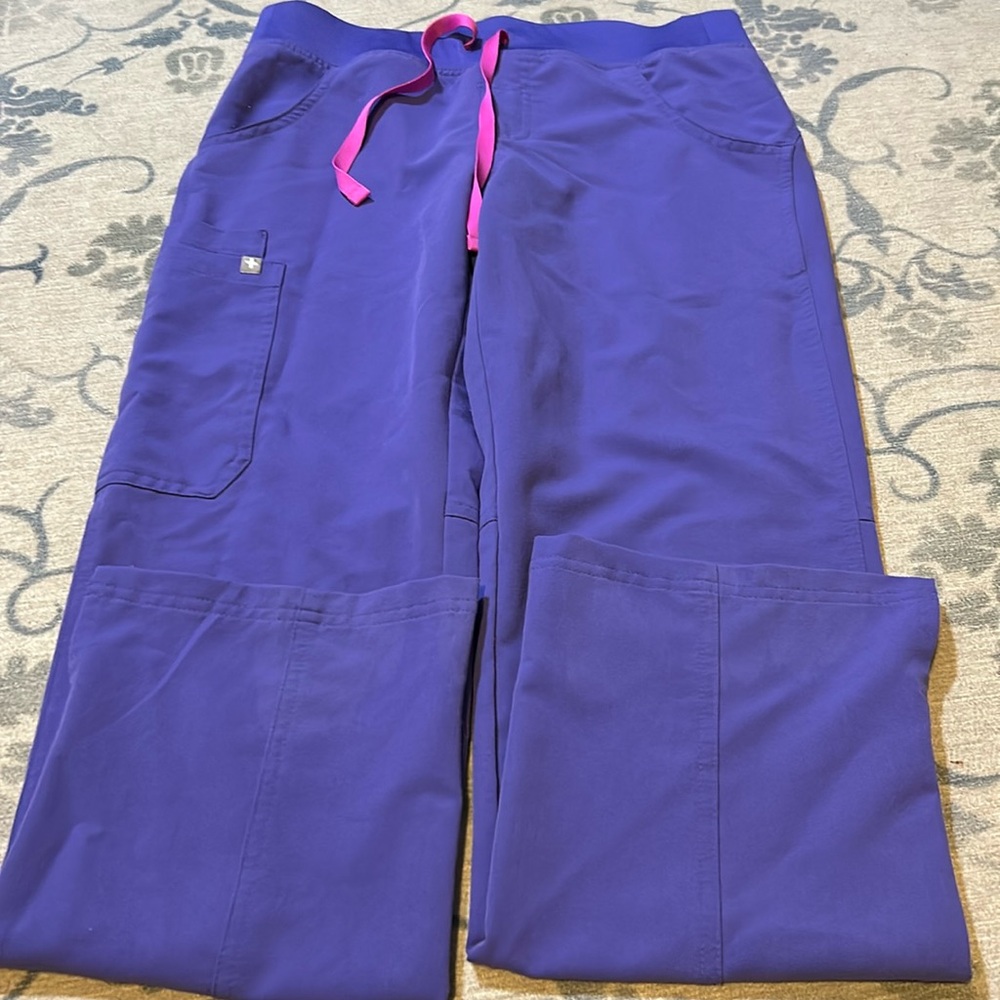 Figs scrubs in amethyst